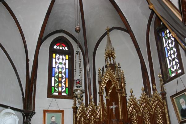 鯛ノ浦教会の中央祭壇のステンドグラス