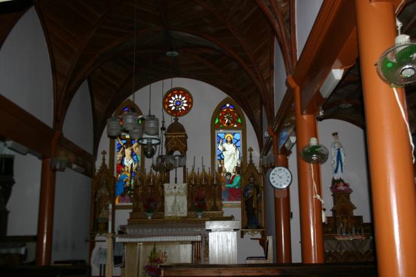 木造の江袋教会、中央祭壇のステンドグラス