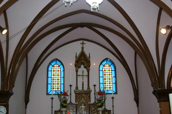 木造の冷水教会、中央祭壇のステンドグラス