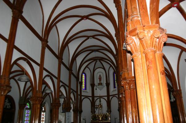 大曽教会の聖堂内部、三廊と柱頭の彫刻