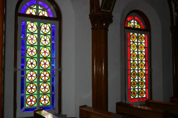 大曽教会、側面の段違いステンドグラス