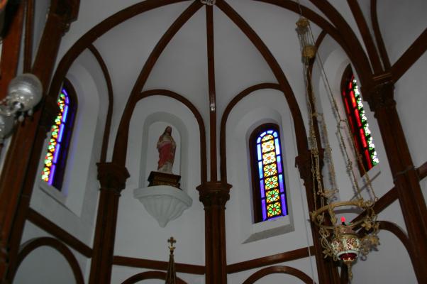 大曽教会の中央祭壇ステンドグラス