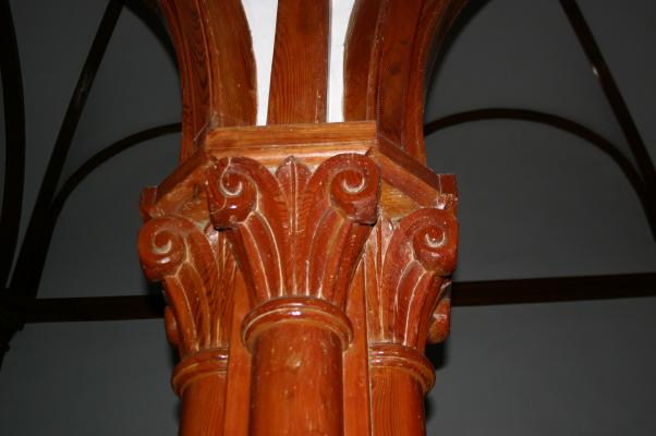 大曽教会の柱頭の彫刻