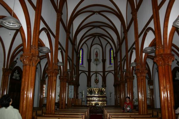 大曽教会の聖堂内部、三廊式とこうもり