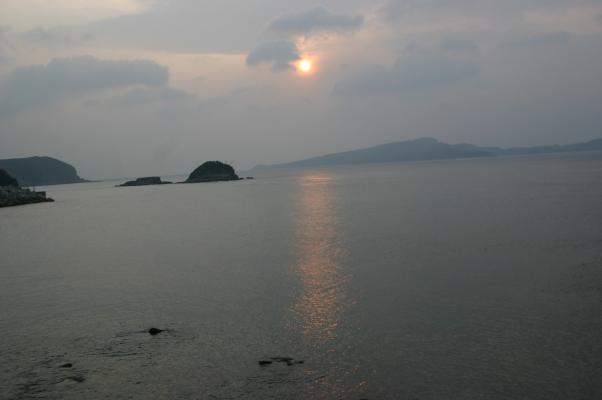 朝凪の海を照らす朝陽の帯/癒し憩い画像データベース