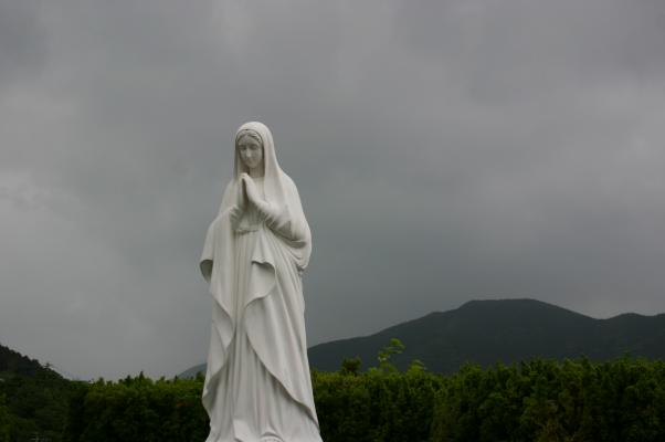 小雨の中の聖母像/癒し憩い画像データベース