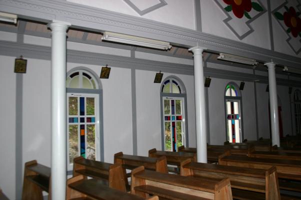 中ノ浦教会の聖堂、折り上げ天井とステンドグラス