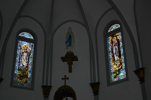 中ノ浦教会、中央祭壇のステンドグラス