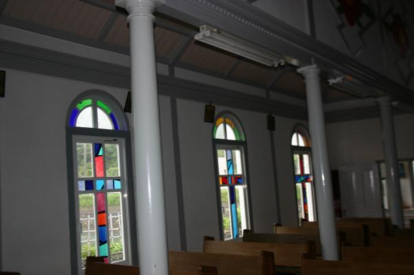 中ノ浦教会、側廊のステンドグラス