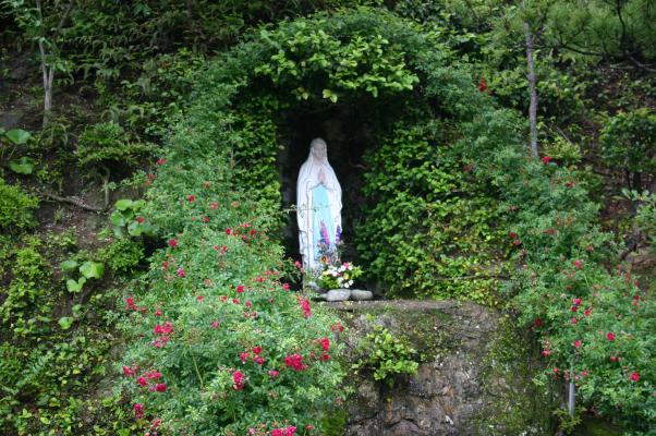 バラに囲まれた聖母像