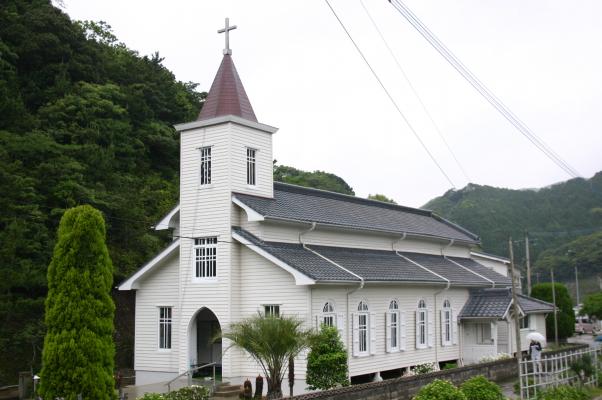重層の屋根を持つ白亜の中ノ浦教会