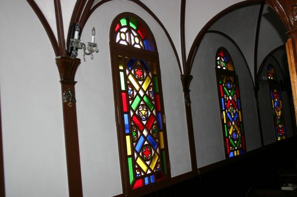 土井ノ浦教会、側廊のステンドグラス/癒し憩い画像データベース