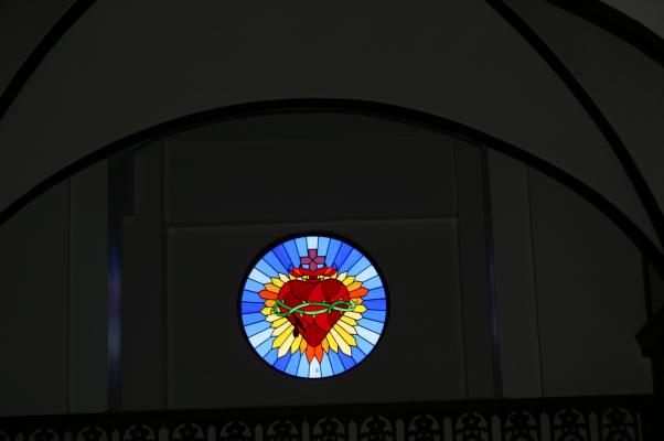 土井ノ浦教会の輝くステンドグラス