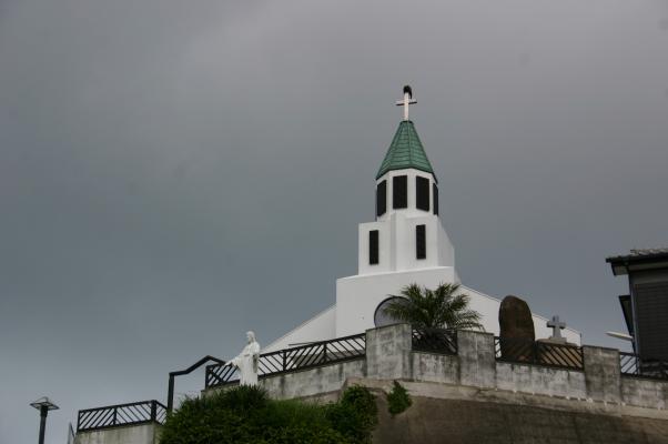 島の丘に建つ土井ノ浦教会