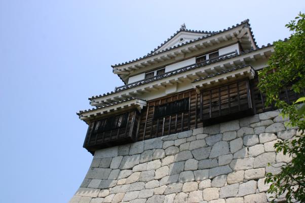 松山城の隅櫓と石垣