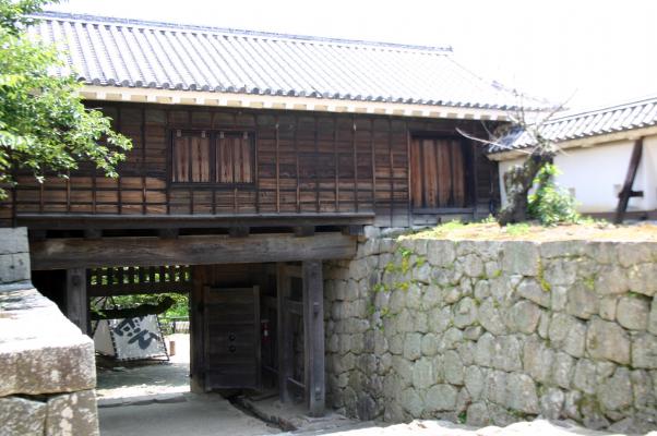 松山城の太鼓櫓と門