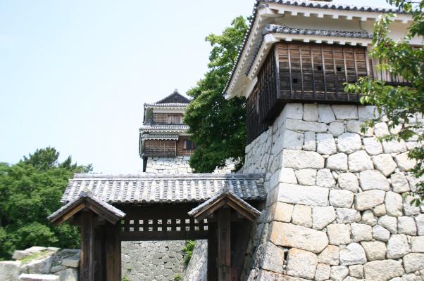 松山城の戸無門と石垣