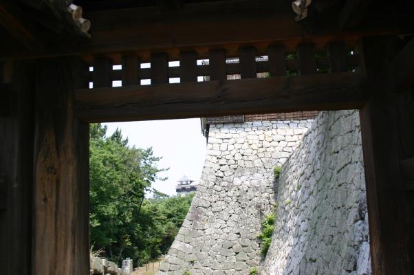 松山城の戸無門から見た石垣