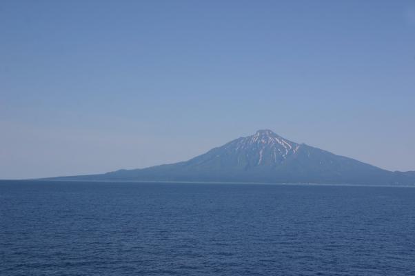 青い空と海に溶け込む利尻富士