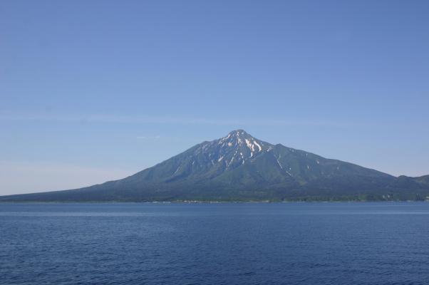 雪渓を抱く夏の利尻富士