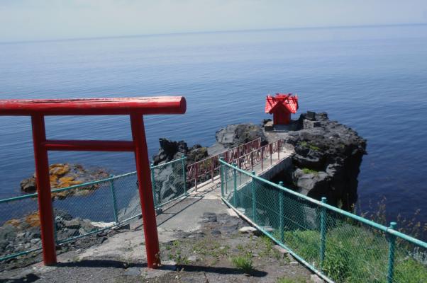 利尻島海岸の「北のいつくしま弁天宮」