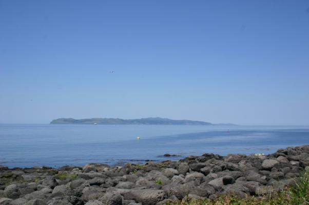 利尻島の海岸から見た礼文島
