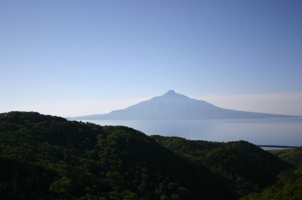 礼文島から望む朝の利尻富士