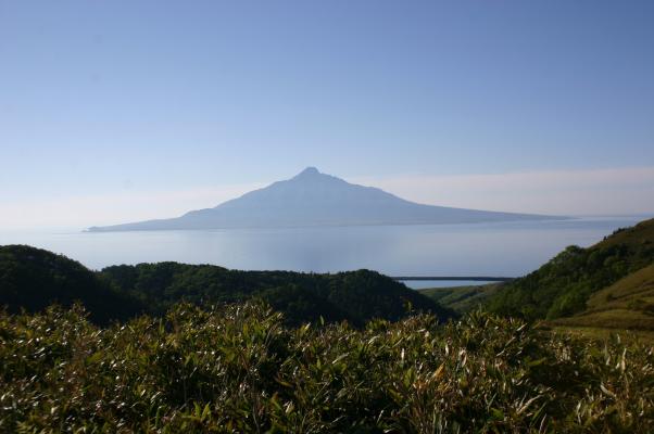 礼文島から観た朝の利尻富士