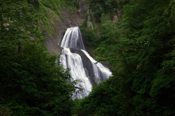 夏の天人峡、森の中の「羽衣の滝」