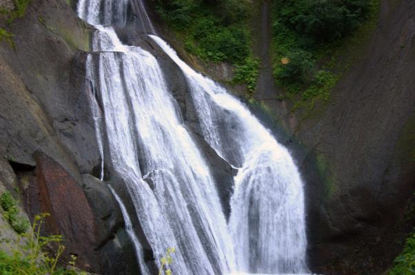 清冽な流れの「羽衣の滝」