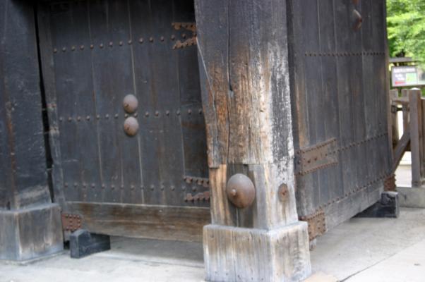 弘前城の三の丸、追手門の柱と扉