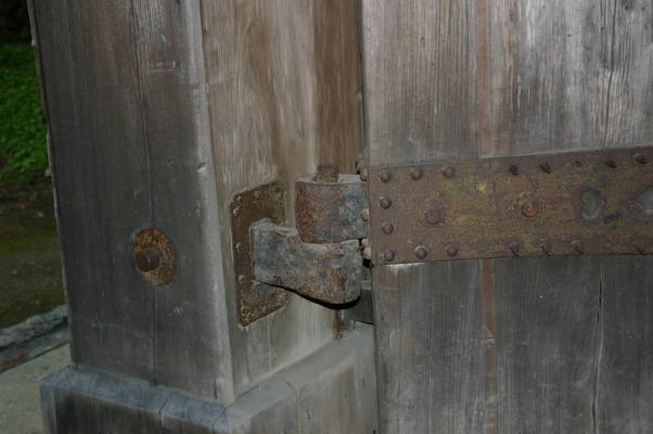 夏の弘前城、東内門の扉