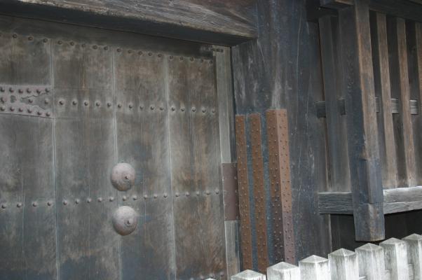 弘前城の東門の扉