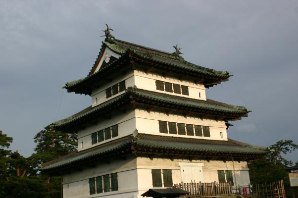 夕日に照る弘前城の天守閣