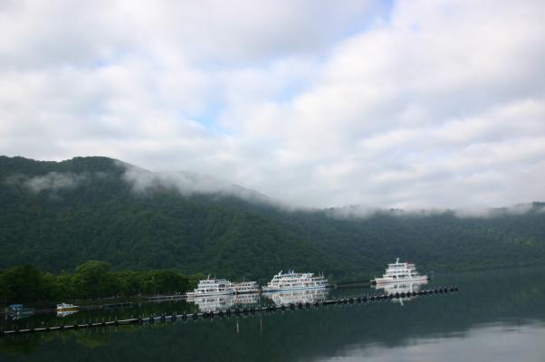 十和田湖の停泊する遊覧船
