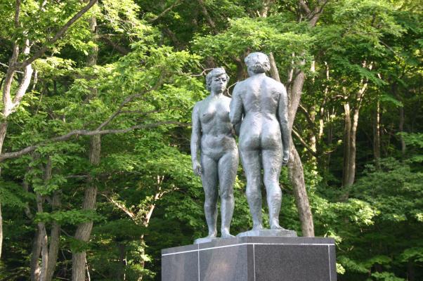 十和田湖畔の「乙女の像」