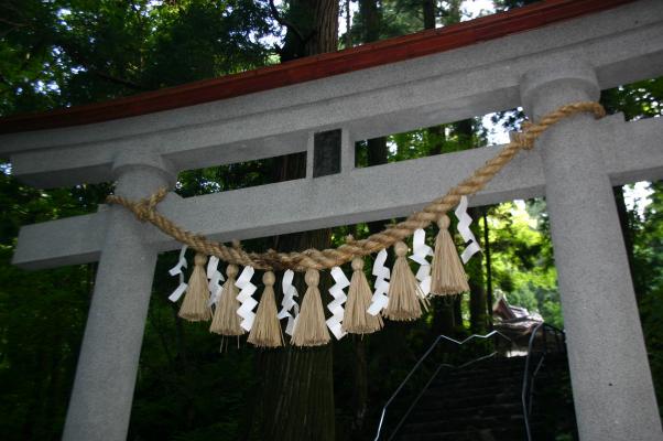 十和田湖畔に建つ十和田神社の鳥居