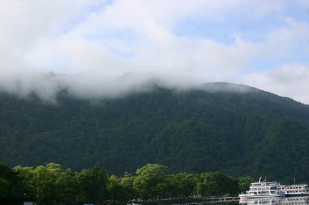 霧が晴れて行く十和田湖の外輪山
