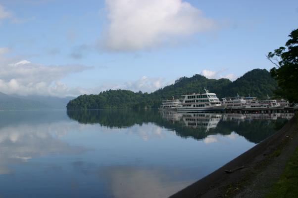早朝の十和田湖と遊覧船/癒し憩い画像データベース