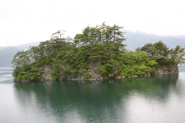 十和田湖内の恵比須大黒島
