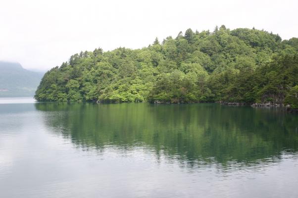 十和田湖に突き出る中山半島