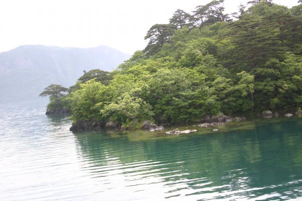 十和田湖に突き出る中山半島