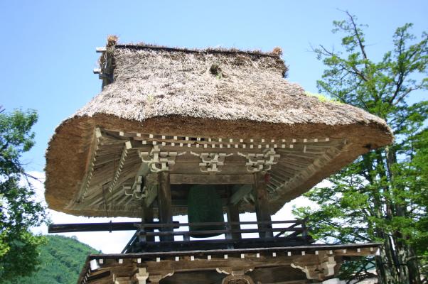 夏の白川郷、明善寺の梵鐘