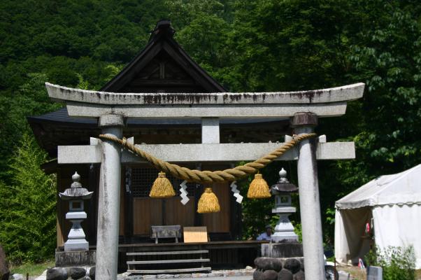 夏の白川郷、森と秋葉神社