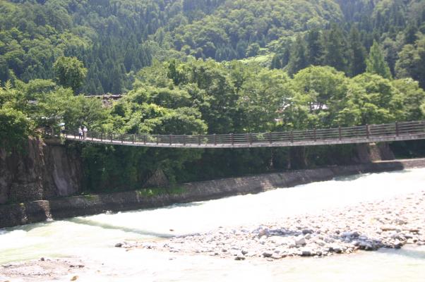 夏の白川郷、庄川と「であい橋」