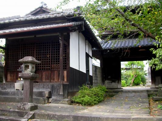 長源寺のお堂と山門