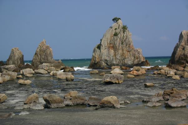 南紀の奇岩、「橋杭岩」