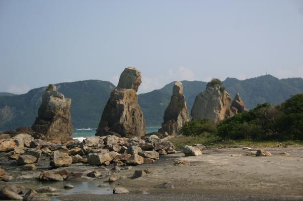 南紀の奇岩、一列に並ぶ「橋杭岩」