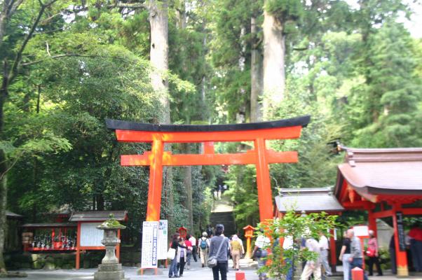 箱根神社の朱塗りの鳥居