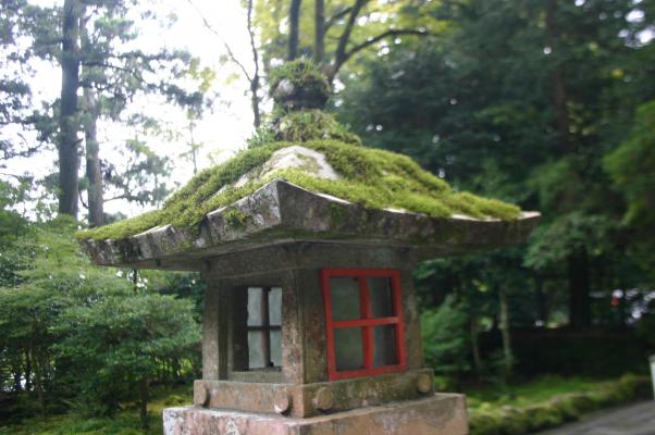 箱根神社の苔むした灯籠